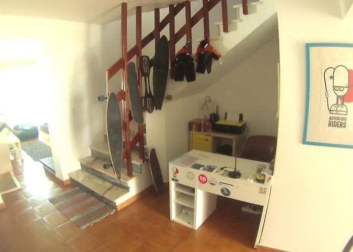 Surf House Peniche بيت شباب *