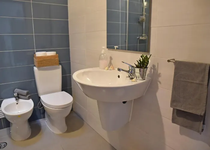 Surf House Peniche بيت شباب *