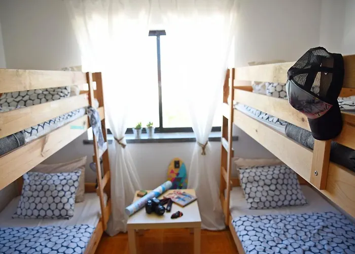 Surf House Peniche אכסניה בליאל