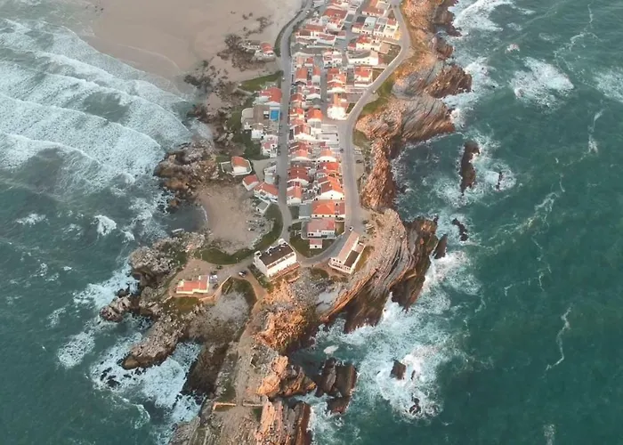 Surf House Peniche بيت شباب *